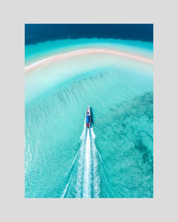 Affiche d’un bateau vu du ciel, traversant une mer turquoise bordée d’un croissant de sable tropical