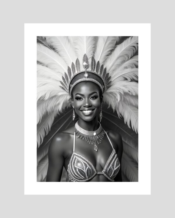 Portrait d’une reine de carnaval antillais en noir et blanc, avec coiffe à plumes et parure élégante – affiche décorative