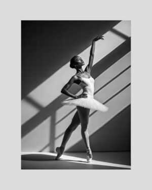 Affiche en noir et blanc d’une danseuse classique en tutu, capturée dans un faisceau de lumière