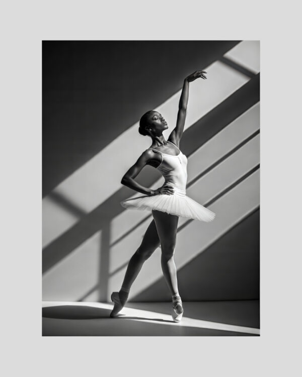 Affiche en noir et blanc d’une danseuse classique en tutu, capturée dans un faisceau de lumière