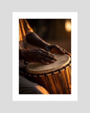 Affiche décorative de mains jouant du djembé sous un coucher de soleil, ambiance musicale et chaleureuse