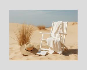 Affiche été bohème avec chaise blanche et chapeau dans le sable