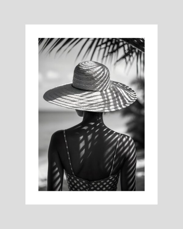 Femme de dos à la plage avec chapeau de paille, jeux d’ombre – affiche noir et blanc style tropical