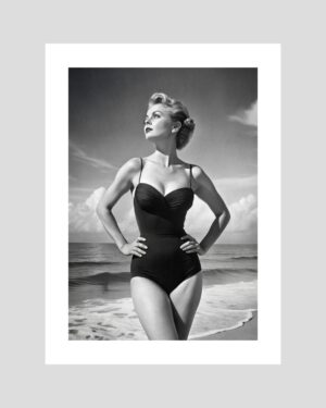 Icône Plage Rétro – Affiche Femme Vintage Noir et Blanc