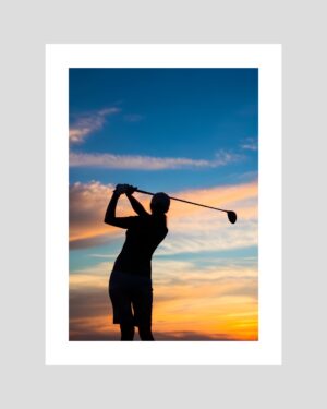 Affiche d’un golfeur en ombre chinoise sur fond de coucher de soleil tropical