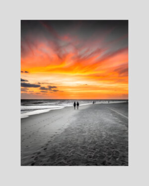 Plage de Guadeloupe en noir et blanc avec un ciel coloré au coucher du soleil – affiche paysage antillais