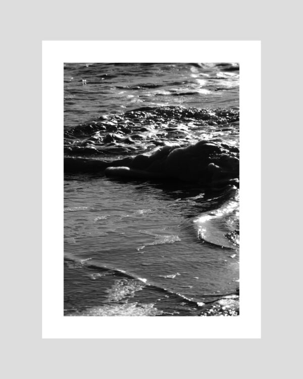 Vague qui s’écrase sur le rivage en noir et blanc avec éclats d’écume – affiche bord de mer