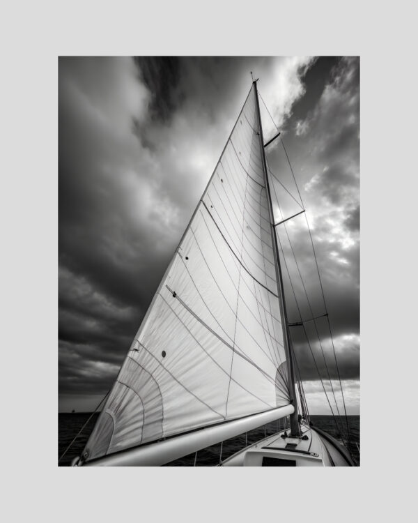 Affiche en noir et blanc d’un voilier vu du pont, voile gonflée sous un ciel nuageux