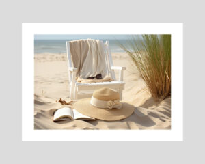 Affiche d’un chapeau et d’un livre sur une plage de sable avec une chaise longue au format paysage