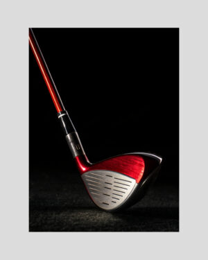 Affiche moderne d’un driver de golf rouge métallique sur fond noir pour décoration design et sportive