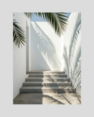 Affiche d’un escalier blanc avec ombres de palmiers projetées sur les murs sous le soleil tropical