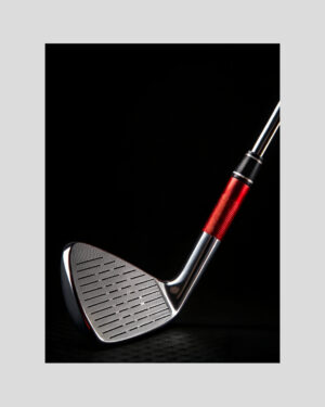 Affiche avec fer de golf manche rouge sur fond noir, style minimaliste et moderne pour décoration intérieure contemporaine