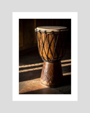 Affiche déco d’un tambour gwo ka en bois éclairé par la lumière naturelle, symbole culturel de Guadeloupe