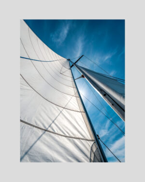 Affiche déco de voiles de bateau blanches vues du dessous avec ciel bleu lumineux